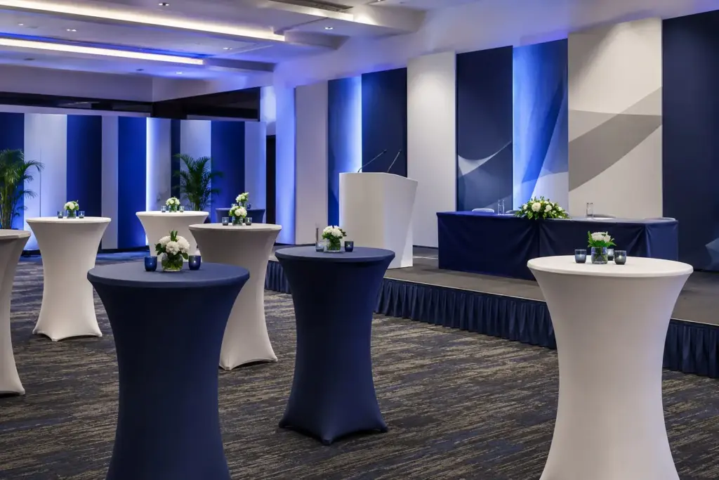 Corporate Event mit Stehtischhussen Skirtings und einheitlichen Farben