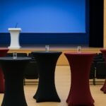 Moderner Konferenzsaal in Hamburg mit eleganten Stehtischhussen in Weiß, Anthrazit und Bordeaux; stilvolle Atmosphäre für die ICMRTAHT.