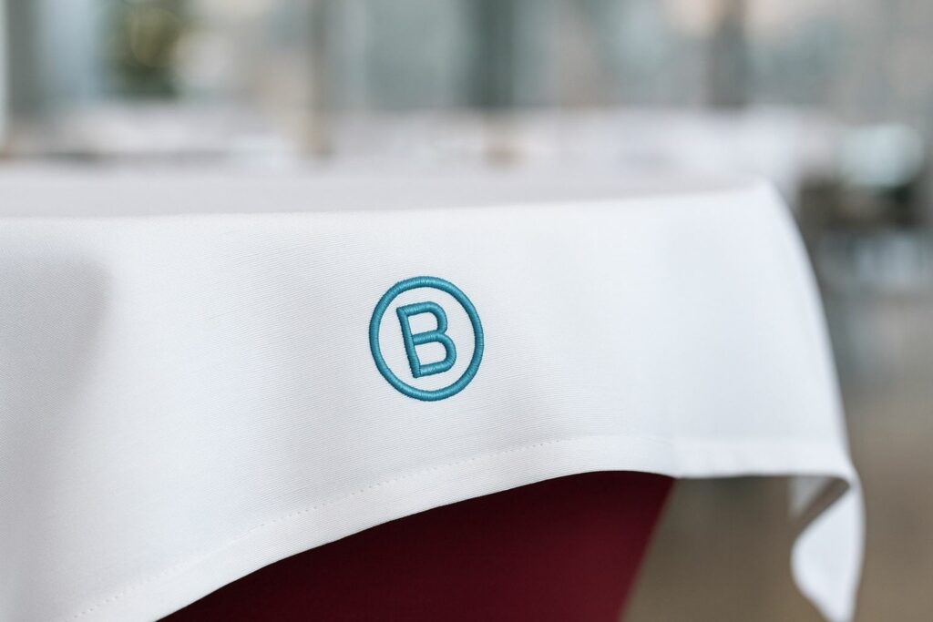 Dezenter Logostick auf hochwertigem Stoff in eleganter Umgebung