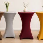 Stehtischhussen in Braun, Grau, Bordeaux und Gelb in elegantem Eventambiente.