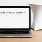 Laptop mit geöffnetem Bildschirm zeigt mehrere E-Commerce-Plattformen wie Amazon, Google, Kaufland, Bing und Gastro Uzal zum Thema Stehtischhussen kaufen.