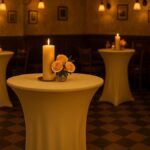 Stilvolle Stehtischhussen im gemütlichen Vintage-Restaurant