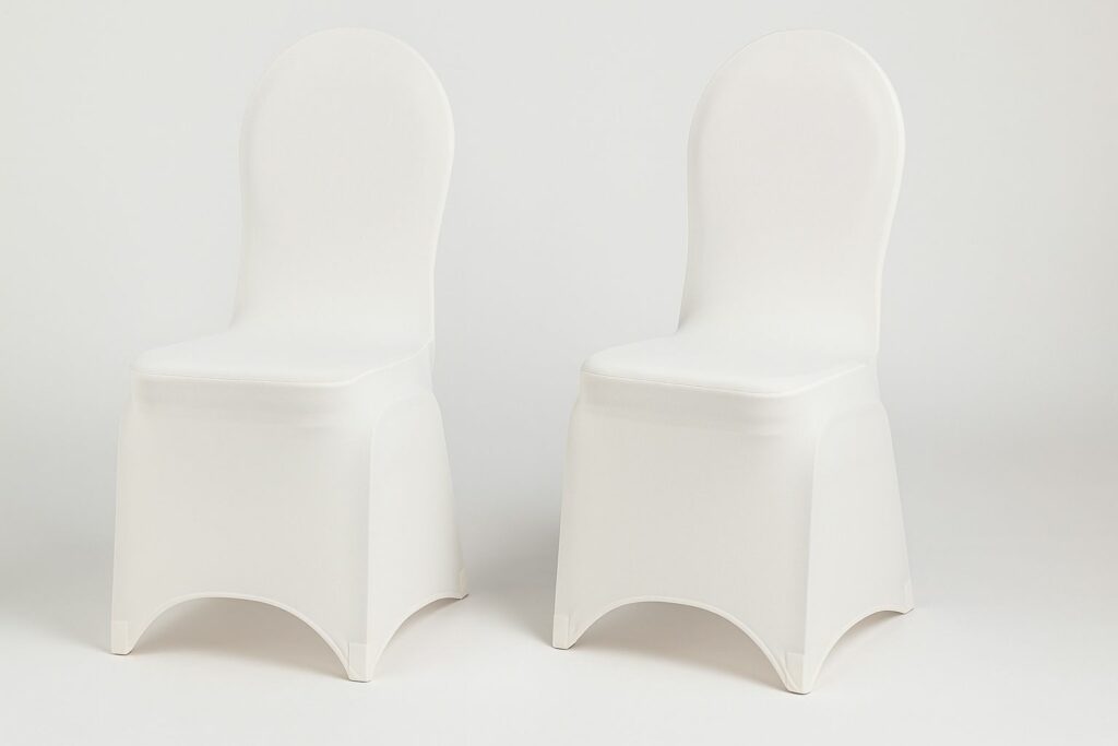 Zwei professionelle Stuhlhussen aus Stretchmaterial mit glatter Passform, nebeneinander präsentiert.