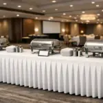 Skirtings Plisseefalte für Gastronomie und Events – professioneller Tischlook