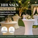 Elegante Gartenhochzeit mit weißen und cremefarbenen Stretchhussen für Stehtische, floraler Dekoration, Lichterketten und stilvollem Empfangsbereich.