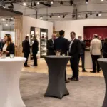 Professionelle Messeausstattung im Herbst mit Stehtischen, Hussen und Networkingbereich