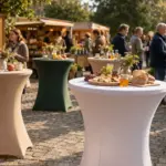 Mit Hussen ausgestattete Stehtische für Verkostungen regionaler Lebensmittel auf einem herbstlichen Erntedankfest