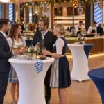Stehtischhussen Oktoberfest bei einer Firmenfeier mit Empfang, Bar und Cateringbereich